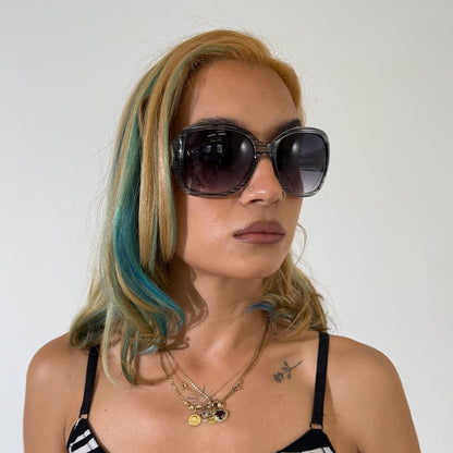 Large Vikki 2000s Oversized Sunglasses